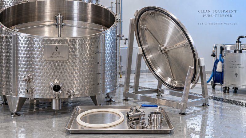 Cleaning Floating Lid Wine Tanks: Gaskets, Lid Undersides, and Outlets Pulizia dei serbatoi per vino con coperchio galleggiante: guarnizioni, lato inferiore del coperchio e scarichi