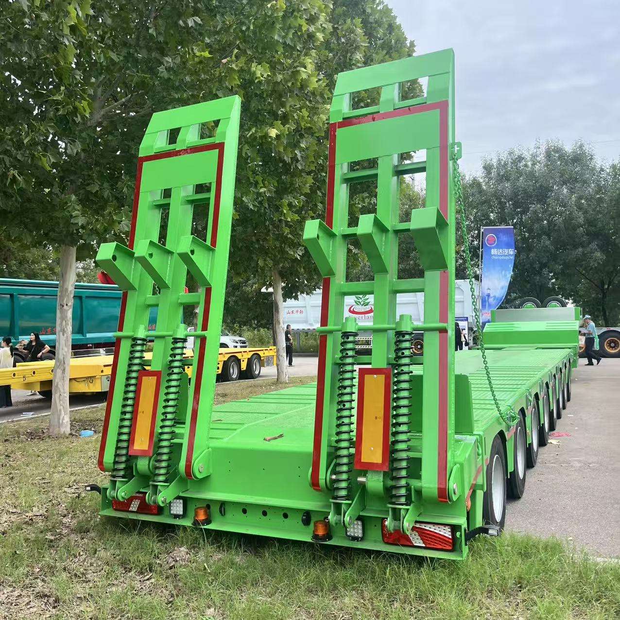 Heavy-duty 8-axle 120-ton low flatbed semi-trailer Heavy-duty 8-axle 120-ton low flatbed semi-trailer