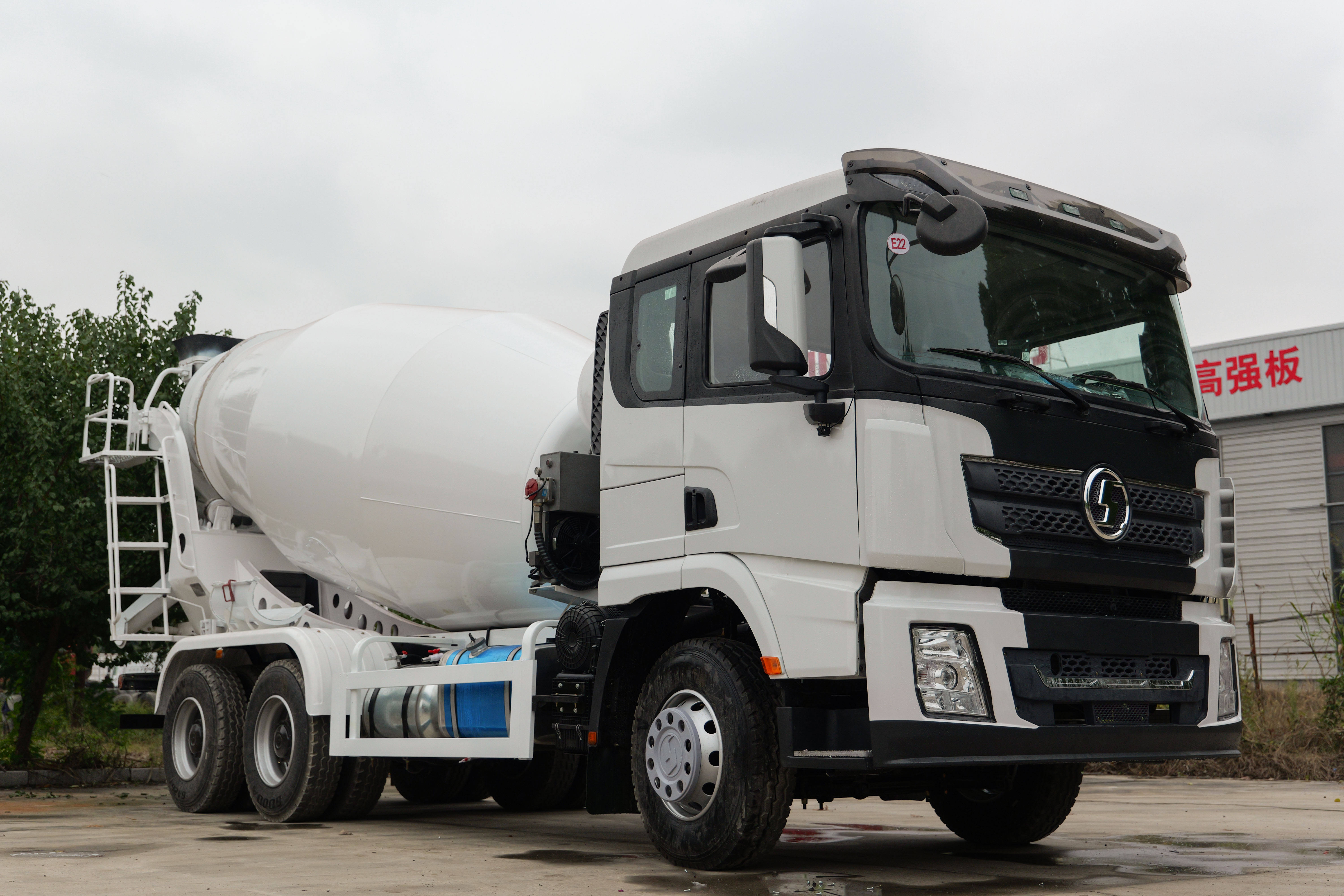 Shacman 6x4 cement mixer truck Euro 2 Emission 380 400 Horsepower Left-Hand or Right-Hand Shacman 6x4 cement mixer truck Euro 2 Emission 380 400 Horsepower Left-Hand or Right-Hand