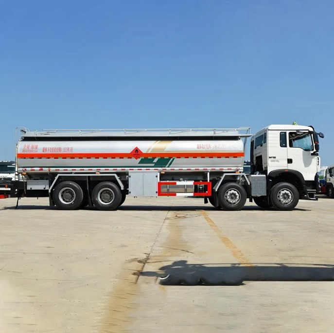 Sinotruk New Howo 22000 Liters 8x4 6000 Gallon Diesel Oil Transporter Capacity Fuel Tank Tanker Truck 12 Wheels with Gun Sinotruk New Howo 22000 Liters 8x4 6000 Gallon Diesel Oil Transporter Capacity Fuel Tank Tanker Truck 12 Wheels with Gun