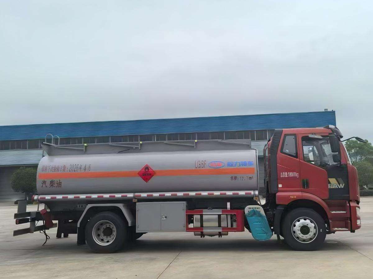 FAW Jiefang 4x2 Tanker Trucks Are Used for Commercial Fuel Transportation and Industrial and Mining Oil Transportation. FAW Jiefang 4x2 Tanker Trucks Are Used for Commercial Fuel Transportation and Industrial and Mining Oil Transportation.