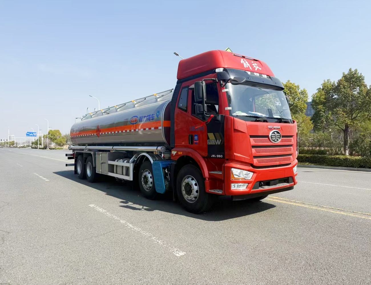 FAW 8*4 30000 Liters High-Capacity Fuel Dot-Compliant Rear Eight Wheel Oil Tank Truck for Heavy Duty Truck FAW 8*4 30000 Liters High-Capacity Fuel Dot-Compliant Rear Eight Wheel Oil Tank Truck for Heavy Duty Truck