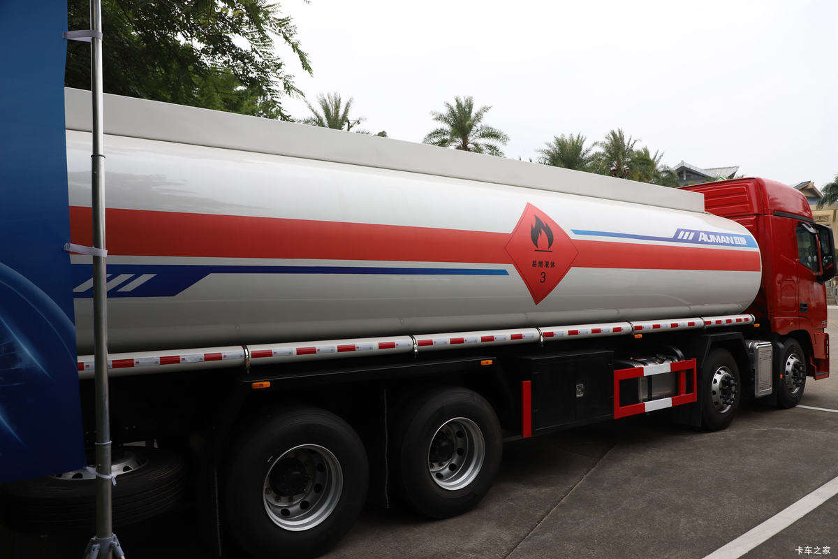 Foton Auman GTL 8X4 Oil Tanker Truck 360HP Cummins Engine 12-Speed Manual 30m³ Tank Volume Foton Auman GTL 8X4 Oil Tanker Truck 360HP Cummins Engine 12-Speed Manual 30m³ Tank Volume
