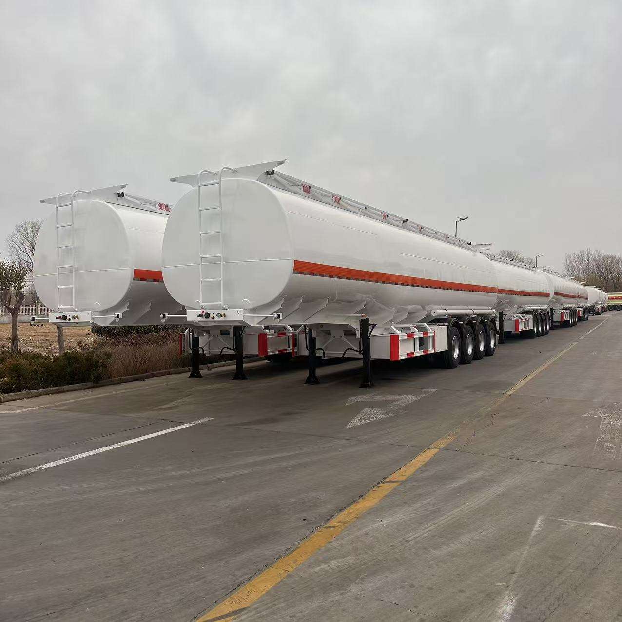 4-Axle Oil Tanker 54000 L Stainless Steel Multi Compartment Design Oil Tank Semi Trailer 4-Axle Oil Tanker 54000 L Stainless Steel Multi Compartment Design Oil Tank Semi Trailer