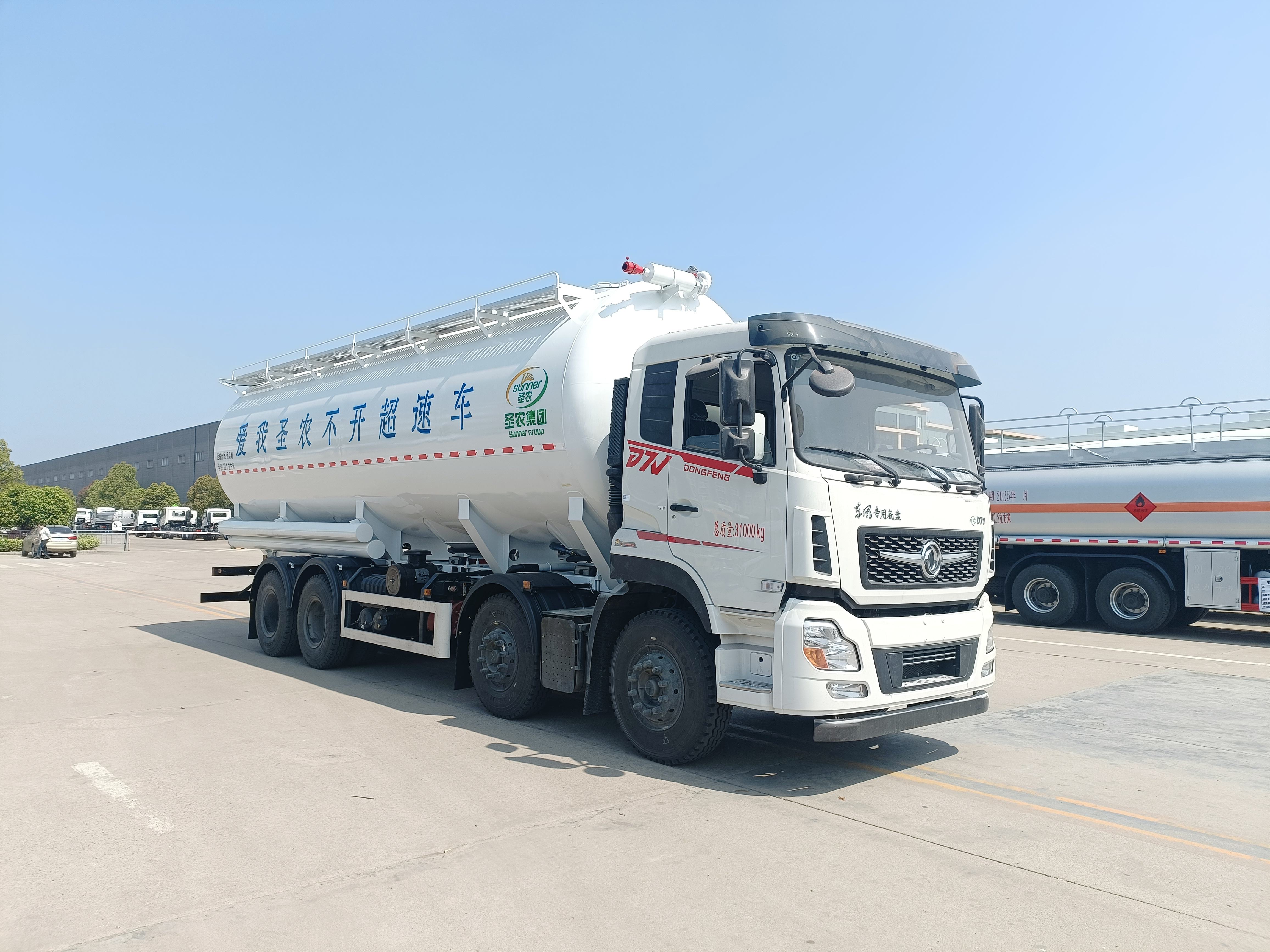 Howo 8x4 Bulk Cement Truck 28CBM Dry Bulk Cement Powder Tanker Truck