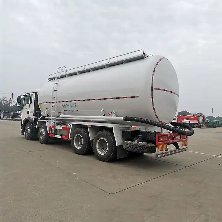 Sinotruk Howo 8*4 Bulk Dry Powder Material Transport Tanker 33CBM for Cement and Fly Ash
