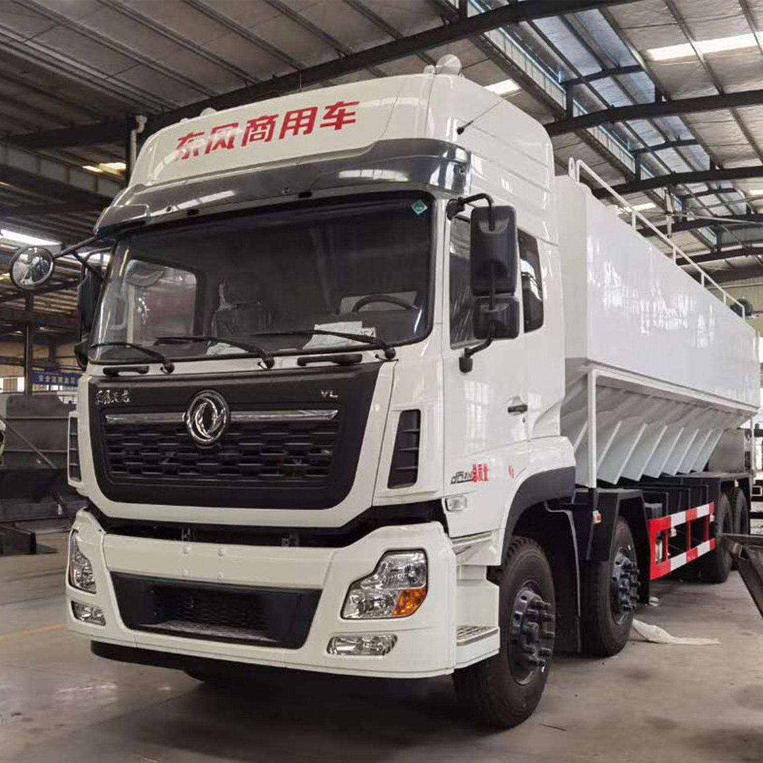 Dongfeng Tianlong 350hp 8X4 Bulk Feed Carrier Truck Diesel Manual 32m3 Powder Material Carrier Tank
