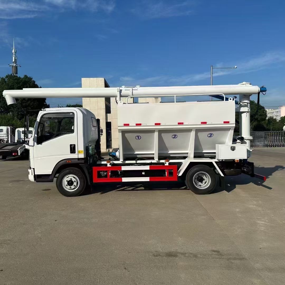SINOTRUK Howo 4x2 Factory Price Small Bulk Feed Tank Truck Bulk Feed Discharge Truck