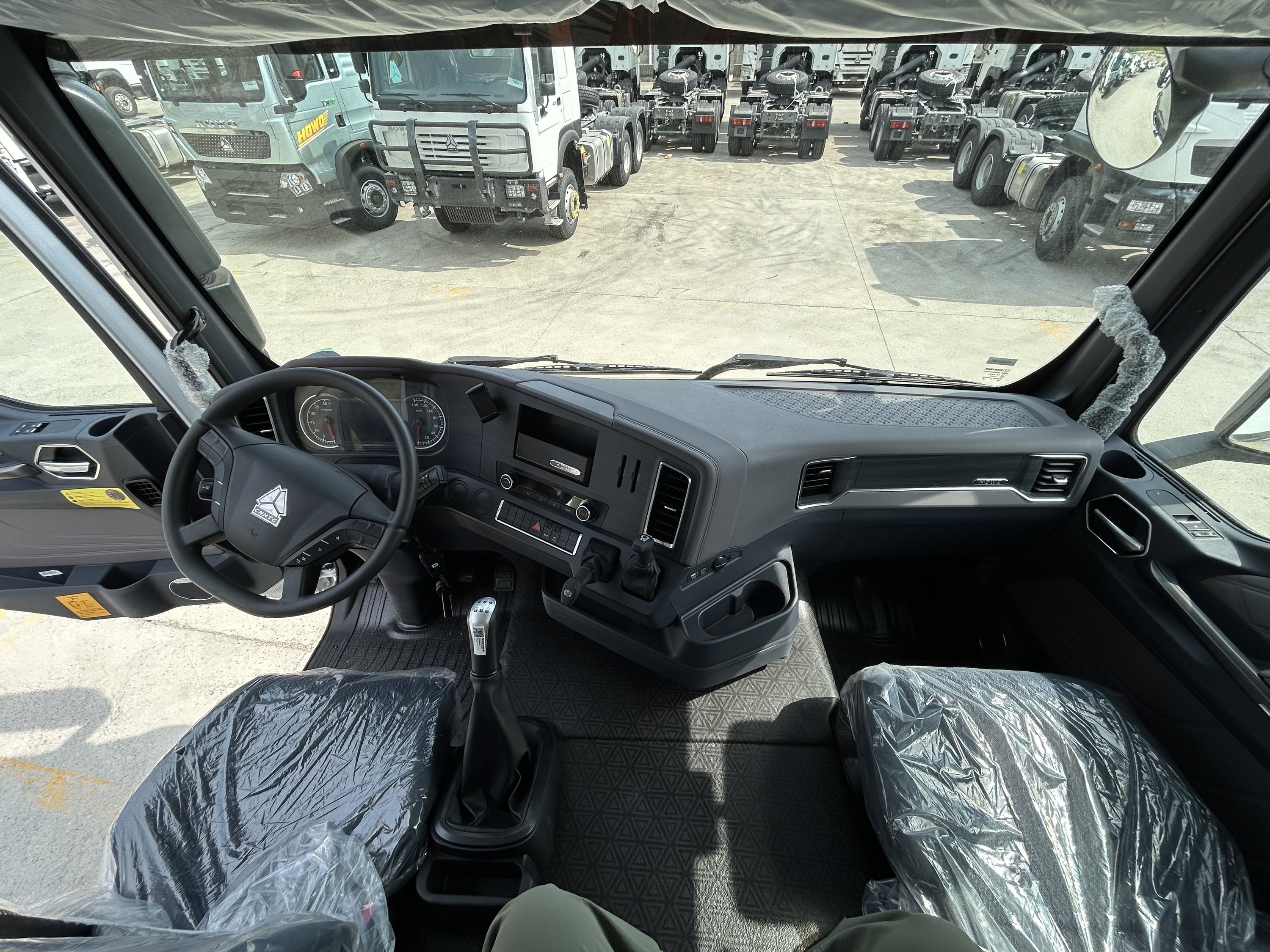 Sinotruck Howo TX 6X4 Heavy Duty Tractor