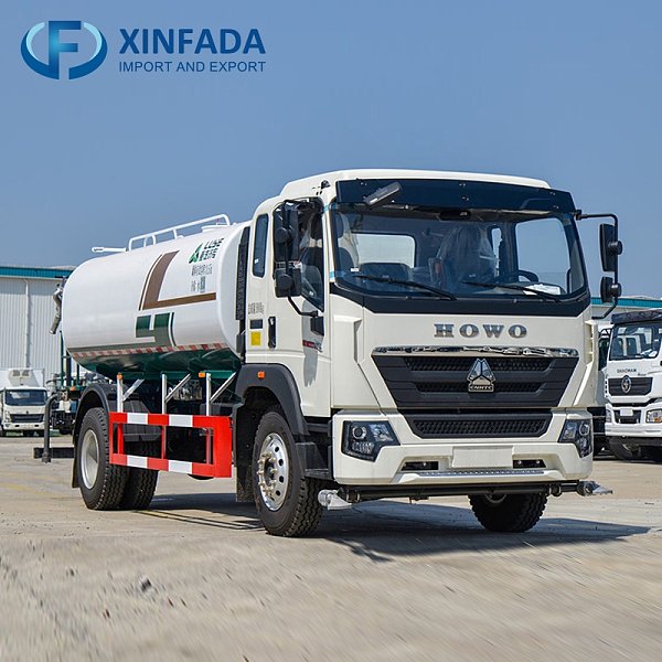 SINOTRUK  HOWO G5X 220 Horsepower 4x2 Drive Water Sprinkler Truck