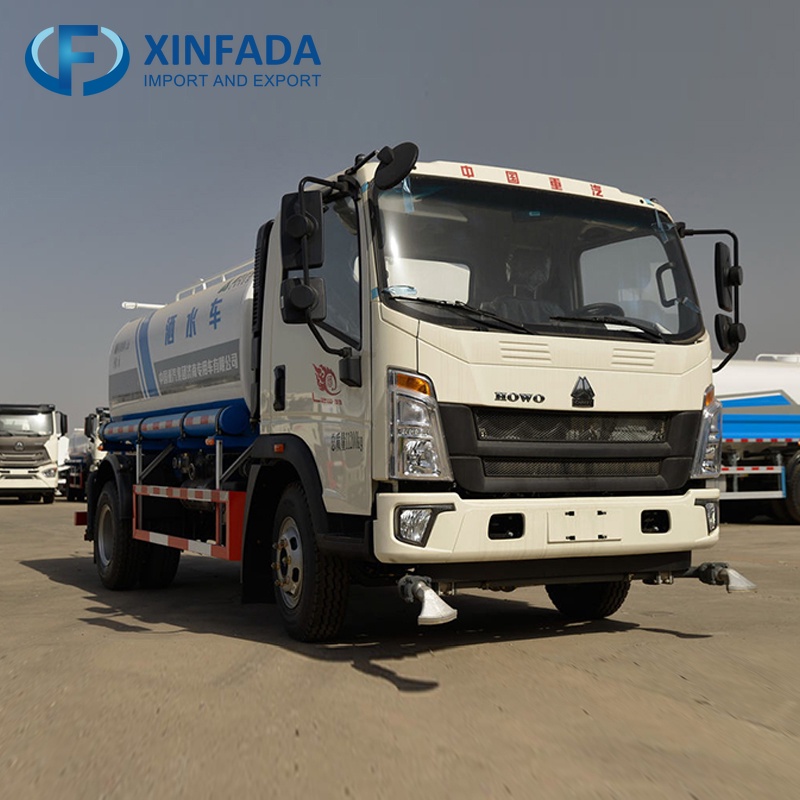 SINOTRUK HOWO 170 Horsepower 4x2 Drive Water Sprinkler Truck