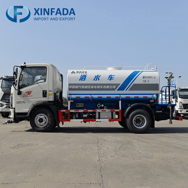 SINOTRUK HOWO 170 Horsepower 4x2 Drive Water Sprinkler Truck