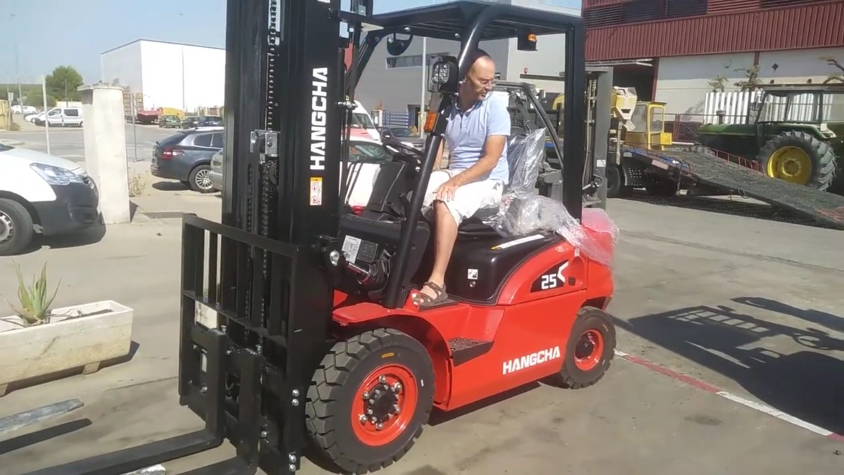 1 A Spanish industrial customer has purchased a 2.5-ton internal combustion forklift from Hangcha