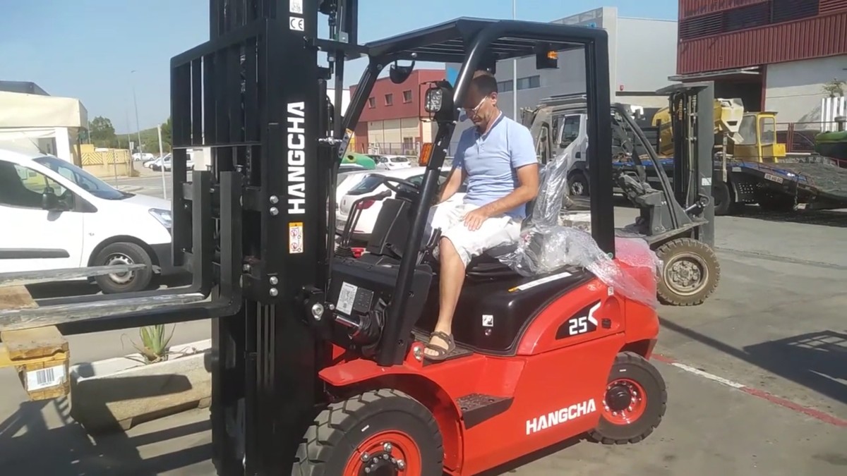 2 A Spanish industrial customer has purchased a 2.5-ton internal combustion forklift from Hangcha