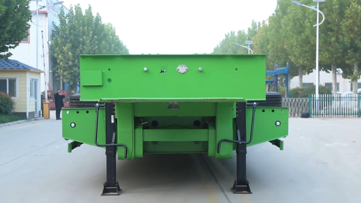 三轴低平板2 Xinfada Import & Export Successfully Delivers 3-Axle Low-Bed Semi-Trailer Order to Nigerian Client