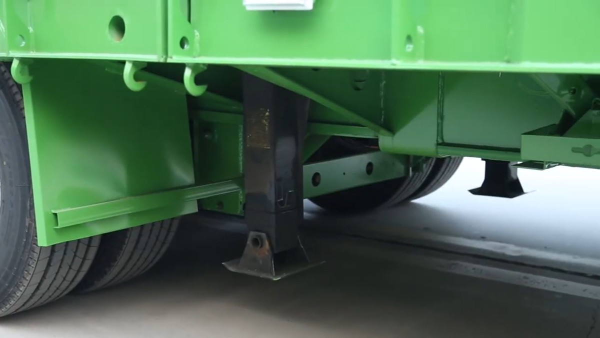 三轴低平板5 Xinfada Import & Export Successfully Delivers 3-Axle Low-Bed Semi-Trailer Order to Nigerian Client