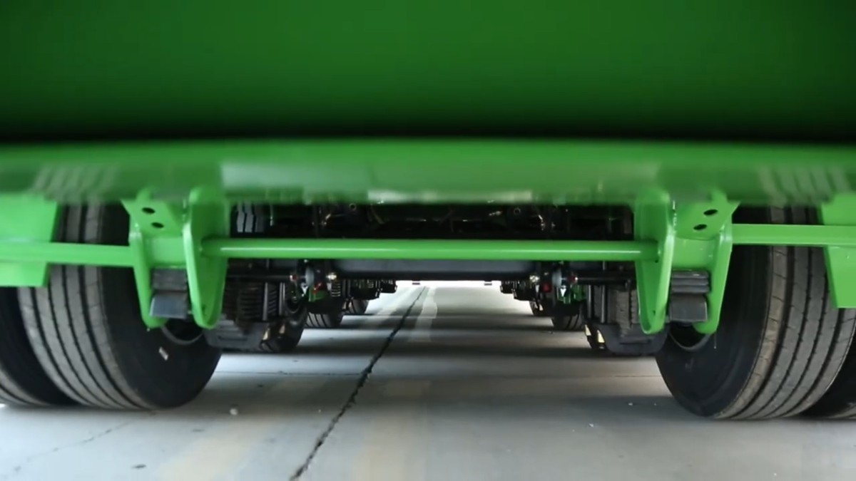 三轴低平板7 Xinfada Import & Export Successfully Delivers 3-Axle Low-Bed Semi-Trailer Order to Nigerian Client
