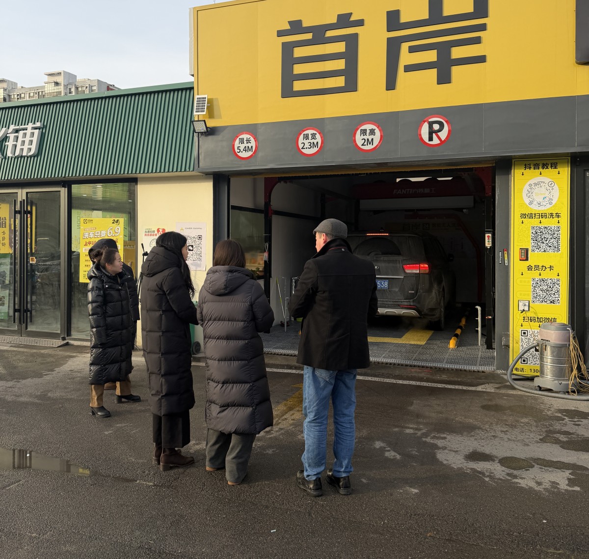 2 El cliente de Uzbekistán visitó la fábrica y compró con éxito la máquina de lavado de autos sin contacto X300