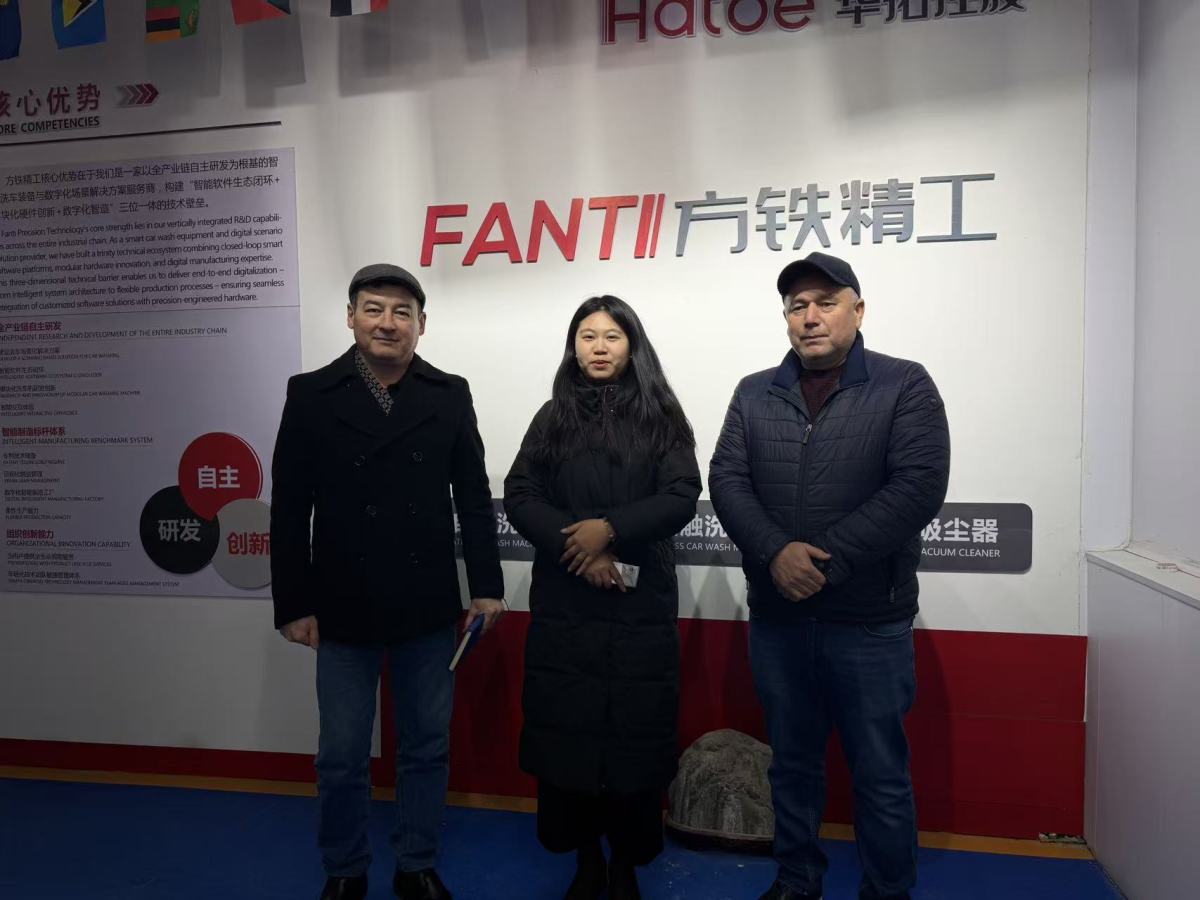 合照横屏 El cliente de Uzbekistán visitó la fábrica y compró con éxito la máquina de lavado de autos sin contacto X300