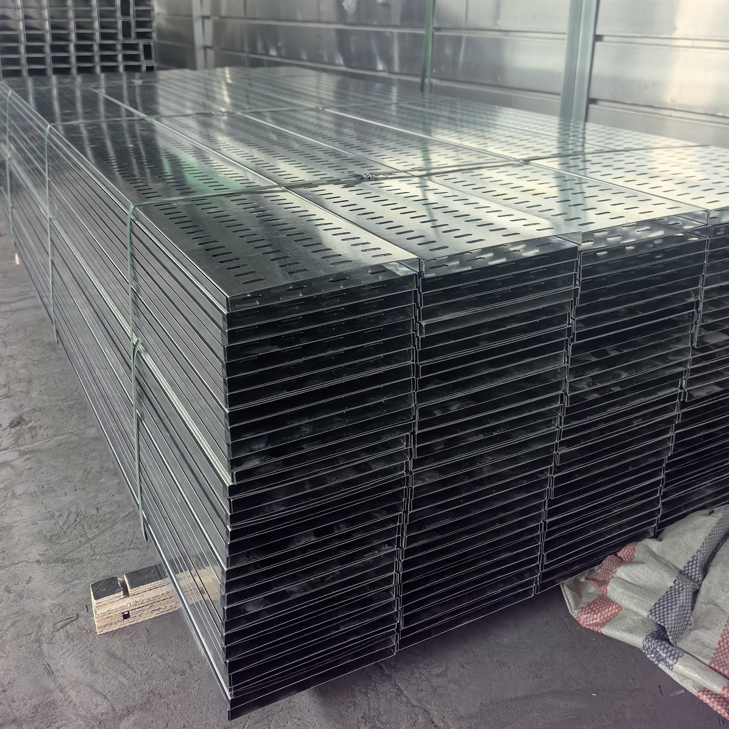 Bandeja portacables perforada galvanizada