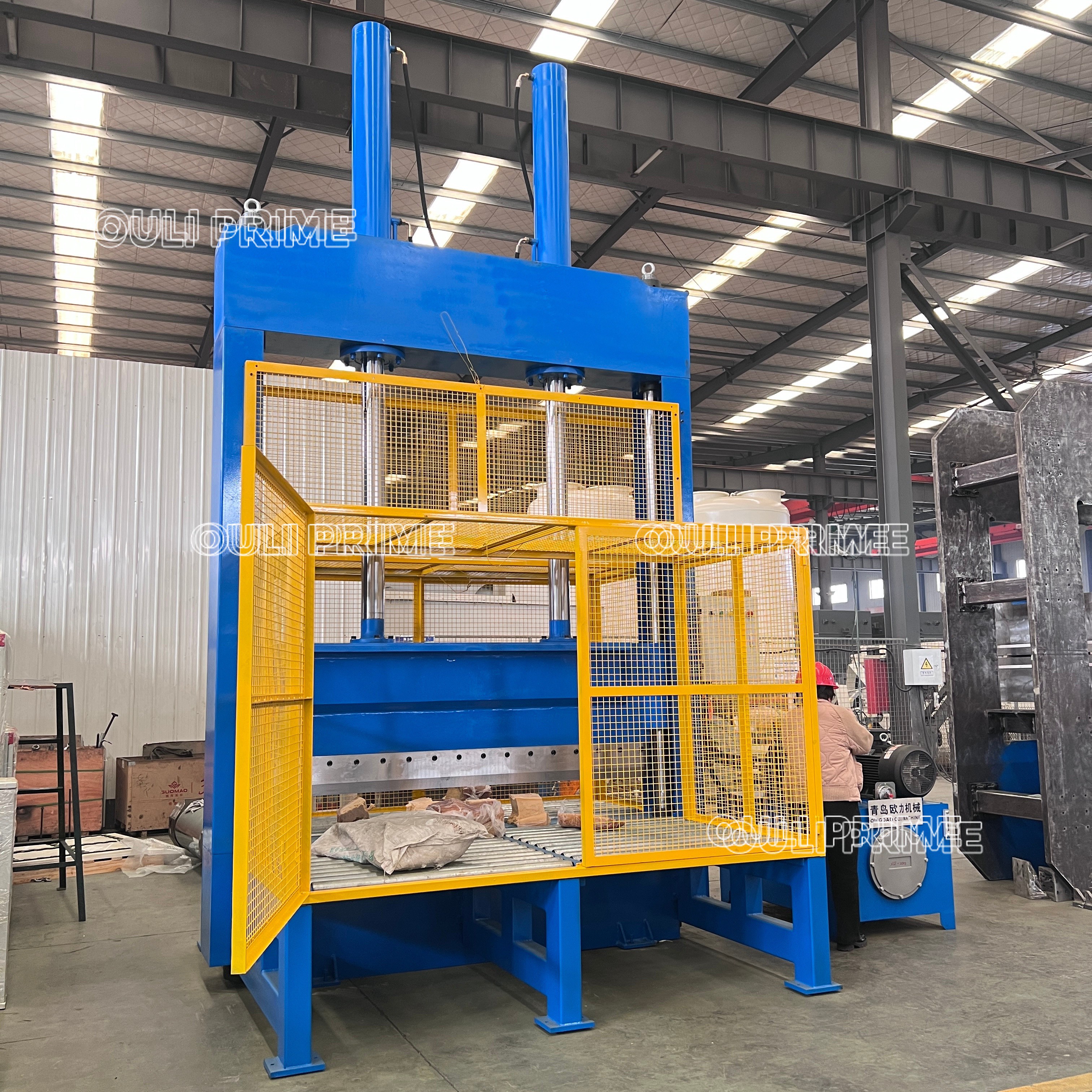 Máquina Guilhotina de Corte Vertical para Bobinas de Filme PET, Bobinas Plásticas e Bobinas de Papel Reciclado