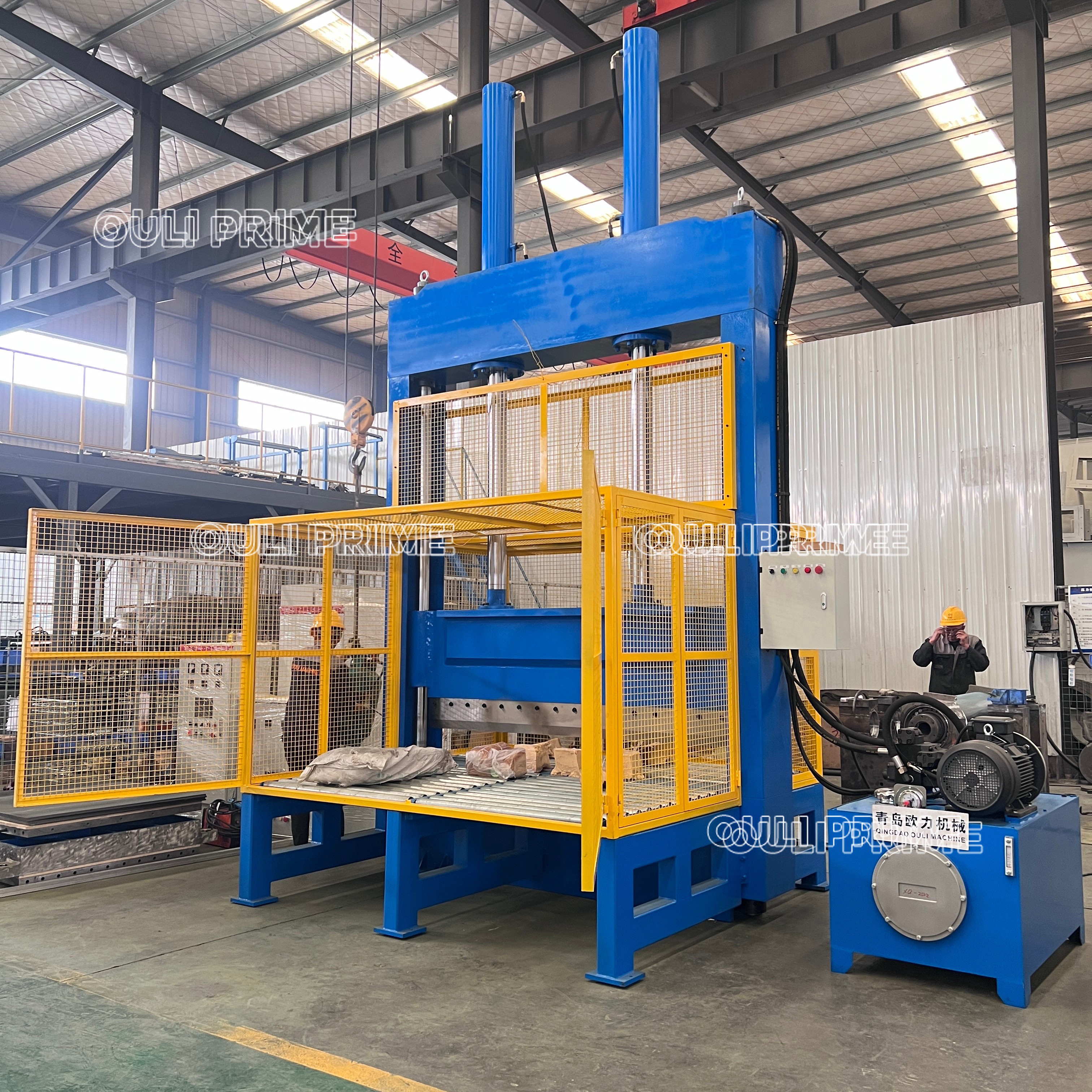 Máquina Guilhotina de Corte Vertical para Bobinas de Filme PET, Bobinas Plásticas e Bobinas de Papel Reciclado