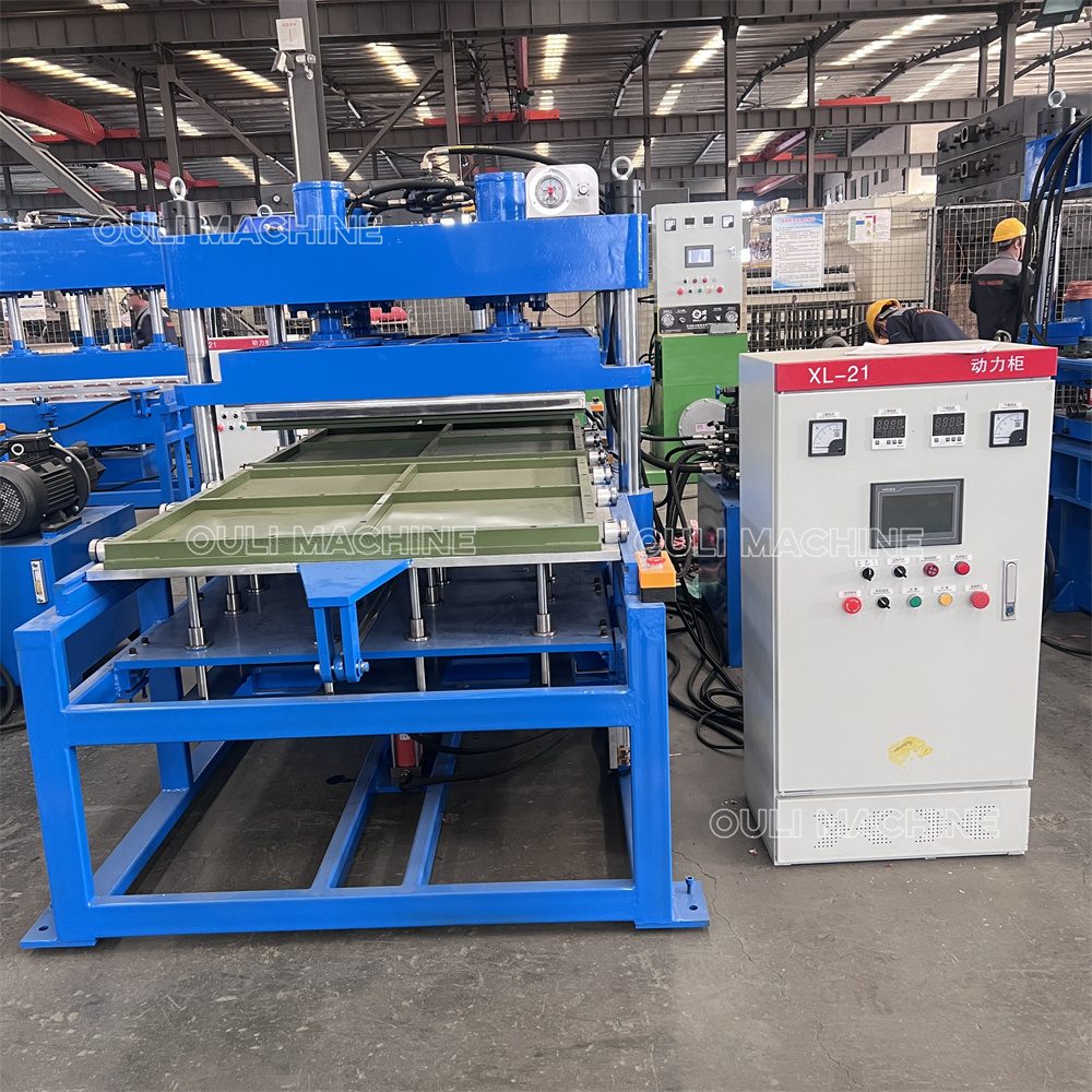 Presse automatique à éjecteur pour carreaux en caoutchouc