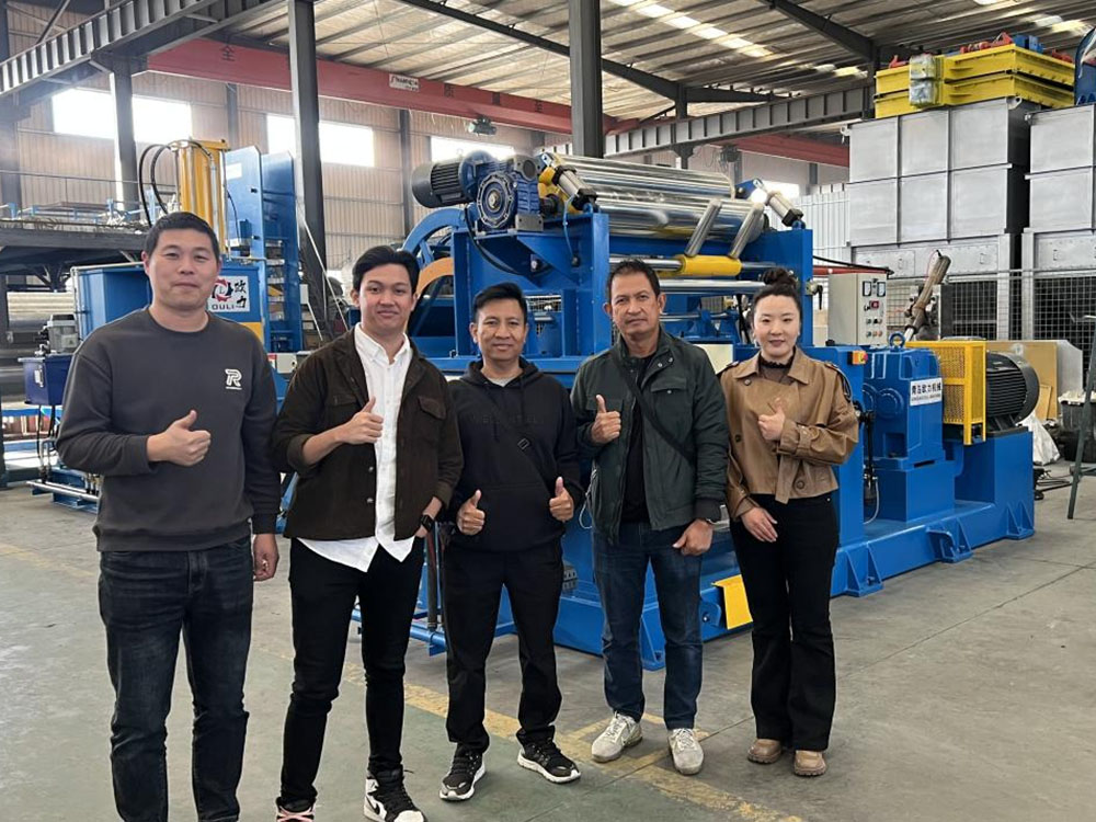 El equipo de clientes indonesios realizó un viaje especial a nuestra fábrica para realizar un pedido de equipos in situ.