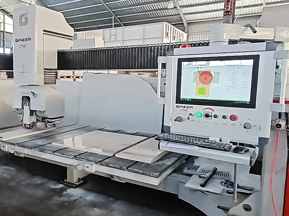 GANGER CNC propose une formation experte sur site à Chypre pour les machines de découpe à pont 5 axes