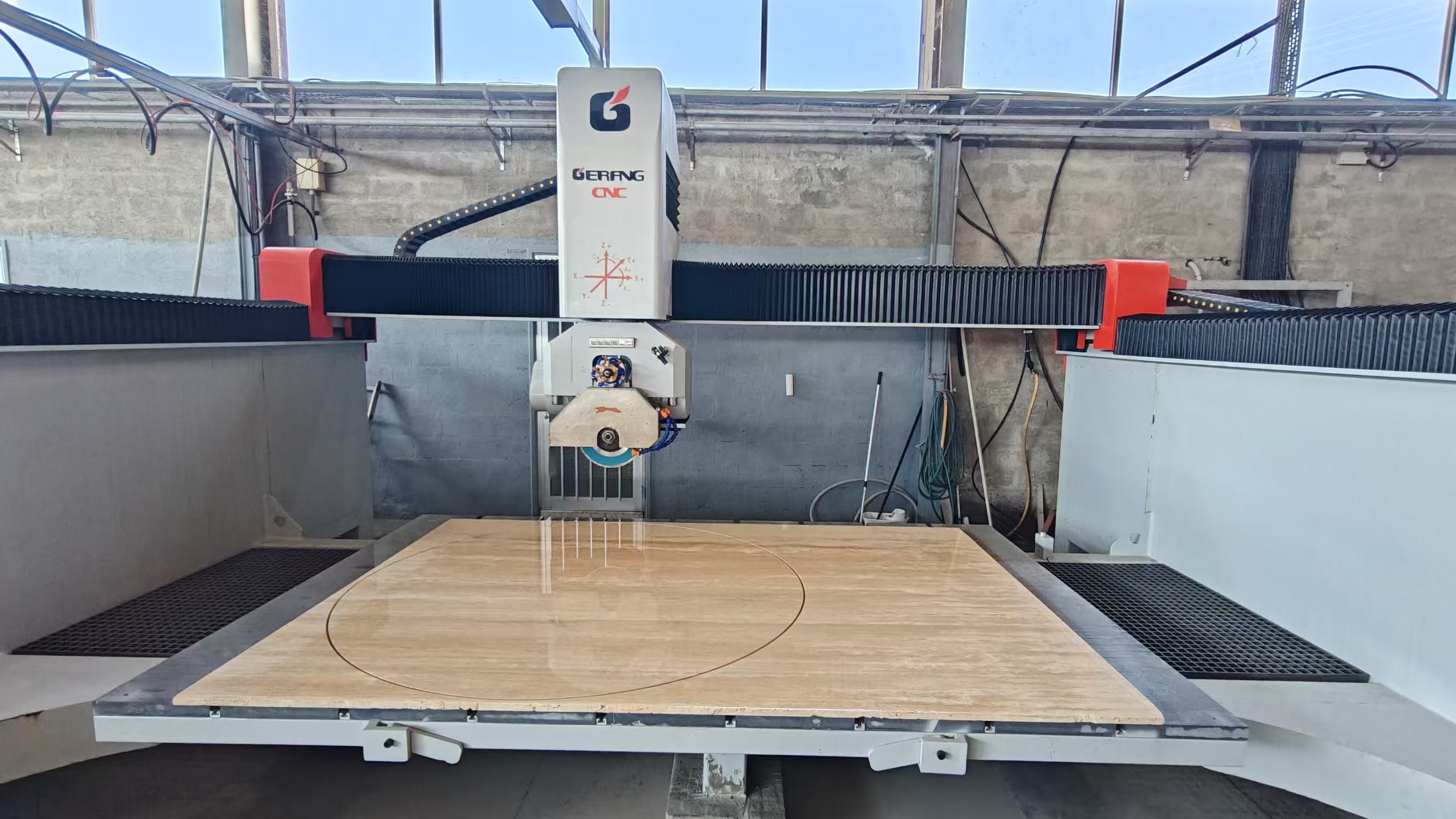 Service mondial: installation et formation sans faille pour la machine de coupe de pierre GQ-3220DSM à Chypre