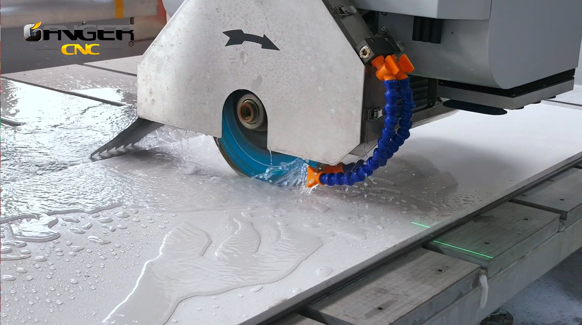 POV : Découpe de pierre frittée DST avec notre scie à pont CNC 5 axes. ?✨  ​