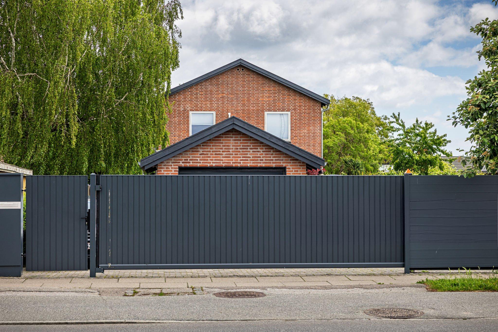 How lifecycle cost analysis shows aluminum privacy fence panels deliver 40% lower TCO than vinyl alternatives over 15 years