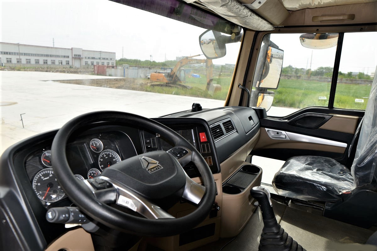 HOWO TX 440HP 8x4 dump truck steering wheel close-up showing controls and operator interface شاحنة قلابة HOWO TX بقوة 440 حصان 8×4