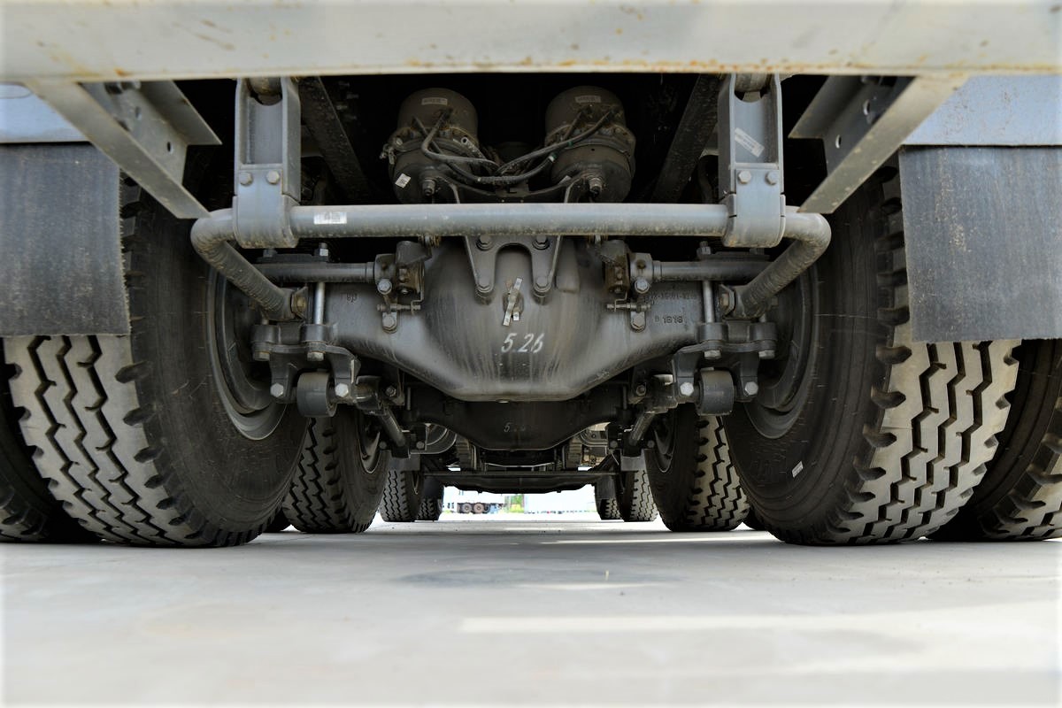 HOWO TX 440HP 8x4 dump truck chassis close-up showing reinforced frame and suspension for heavy loads شاحنة قلابة HOWO TX بقوة 440 حصان 8×4
