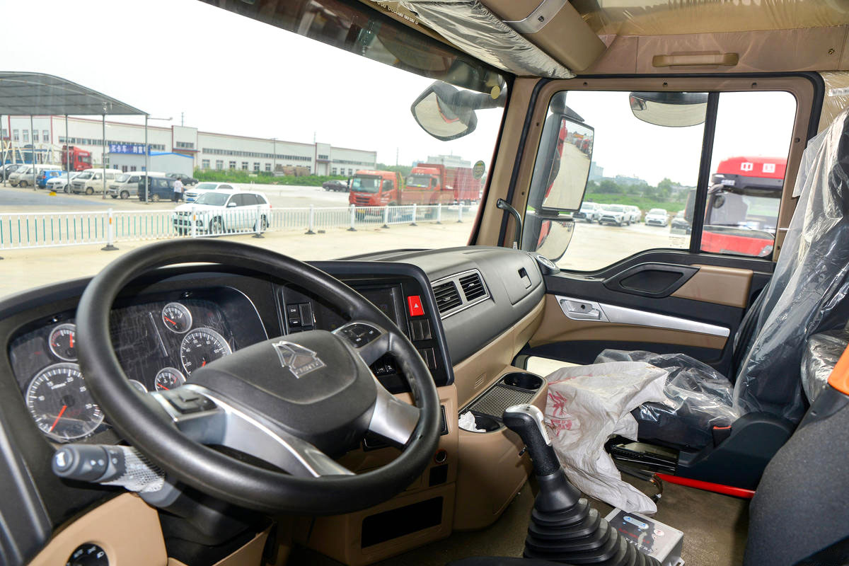 HOWO TX 430HP dump truck cabin interior شاحنة هاوو TX 430 حصان 8x4 قلابة