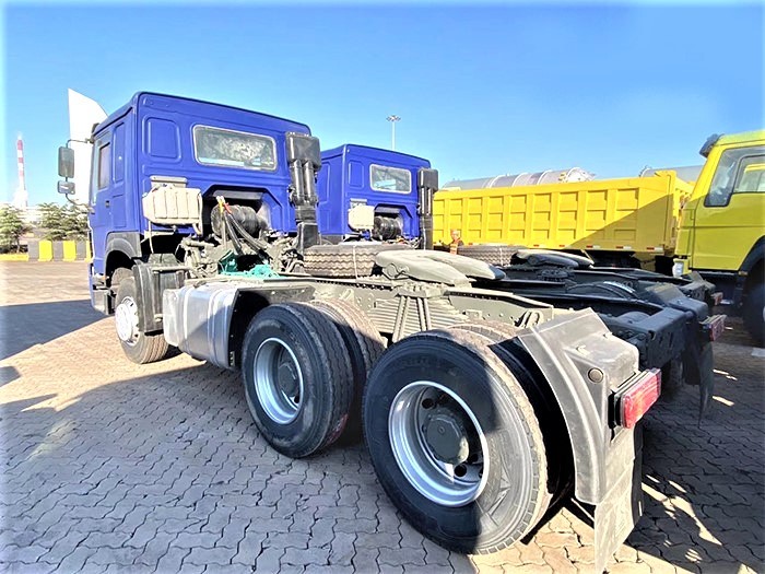 HOWO T7H 430HP 6x4 Tractor Truck rear 3/4 view showing drivetrain and reinforced frame هاوو 375 حصان 6×4 شاحنة جرار