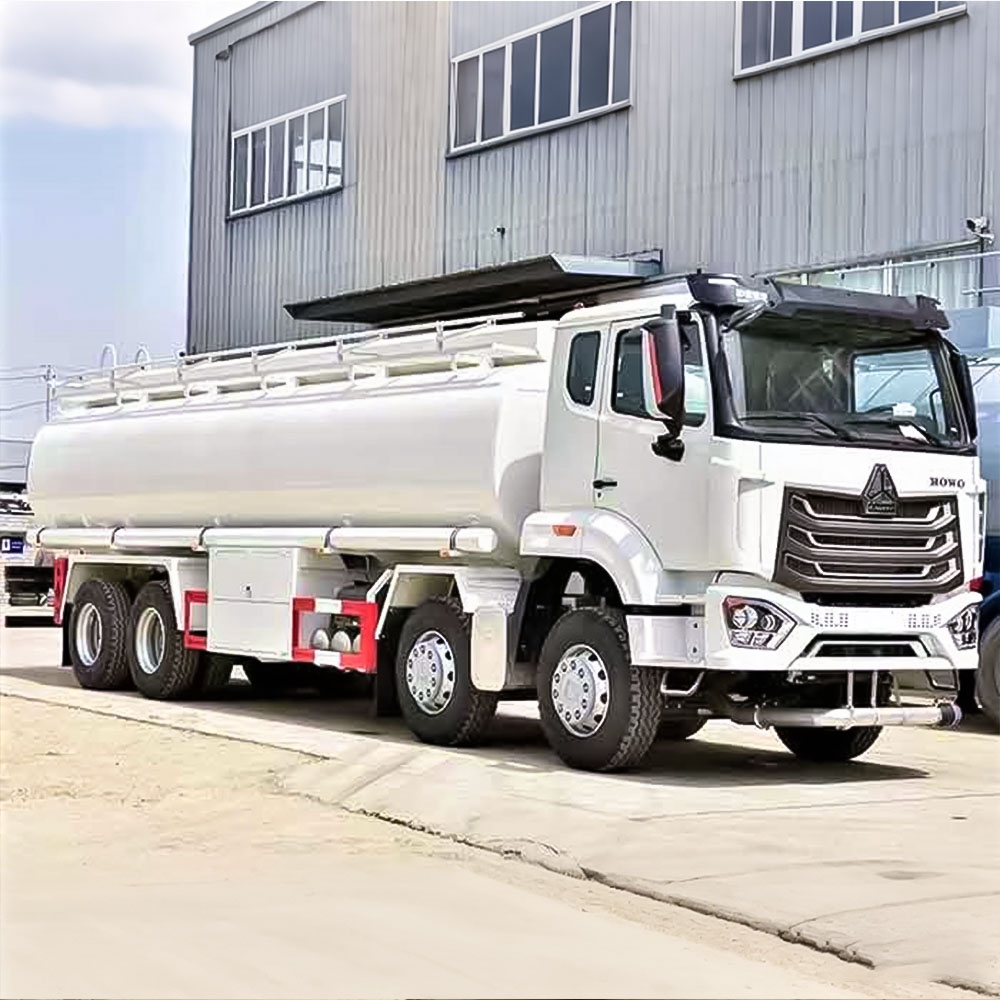 شاحنة صهريج وقود HOWO NX 8×4