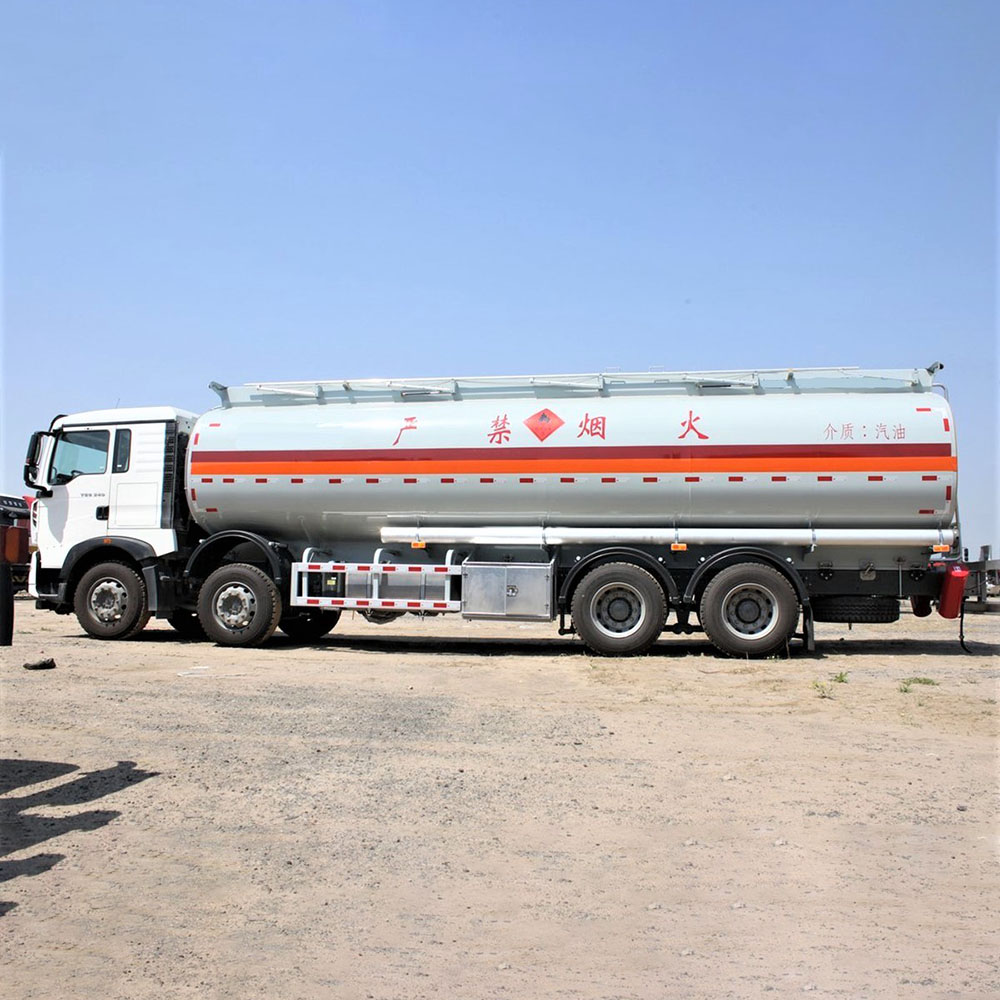 شاحنة صهريج وقود HOWO 340 حصان 8×4