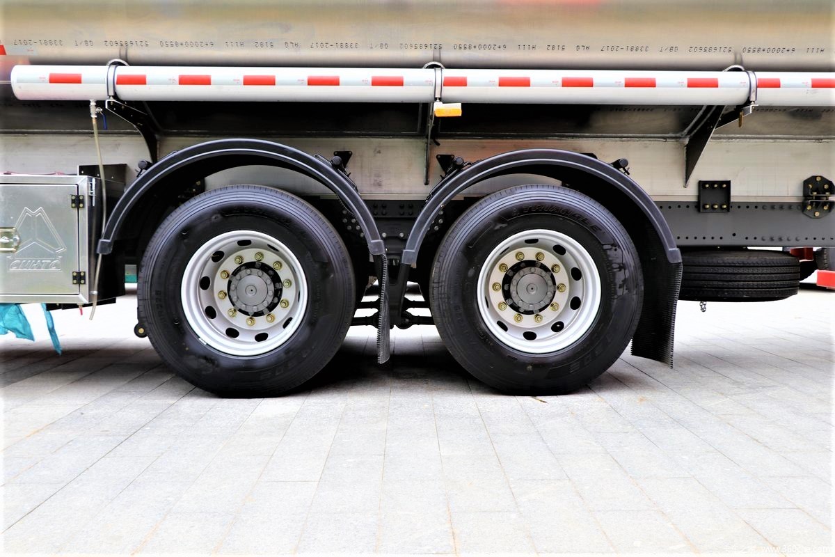 HOWO NX 300HP fuel tanker truck tire detail for industrial fuel transport and long distance شاحنة صهريج وقود HOWO NX 300HP 6×4