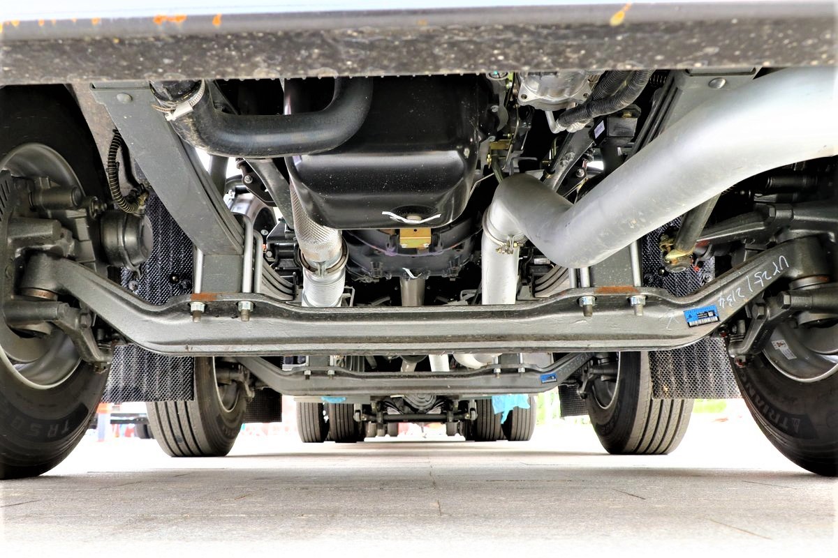 HOWO NX 300HP fuel tanker truck chassis showing reinforced frame and suspension شاحنة صهريج وقود HOWO NX 300HP 6×4