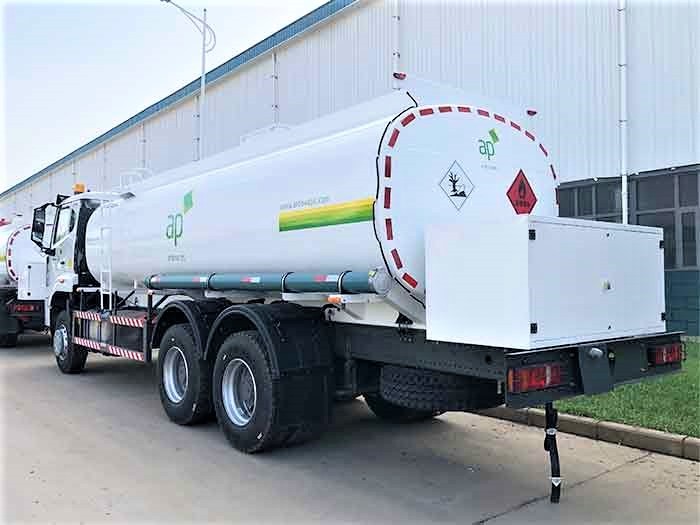 HOWO NX 300HP fuel tanker truck rear three quarter view showing rear valves and tank structure شاحنة صهريج وقود HOWO NX 300HP 6×4