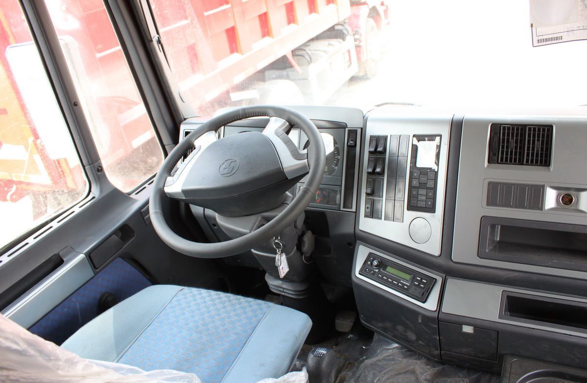 Shacman F2000 6x4 dump truck steering wheel detail with instrument panel and controls شاحنة قلابة شاكمان F2000 6×4