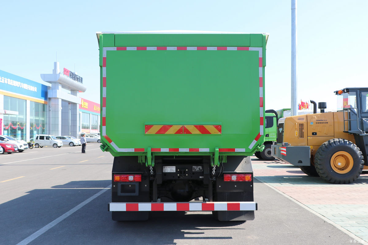 Shacman X3000 6x4 heavy duty dump truck rear view showing tipping system and reinforced chassis شاكمان X3000 6×4 شاحنة تفريغ ثقيلة