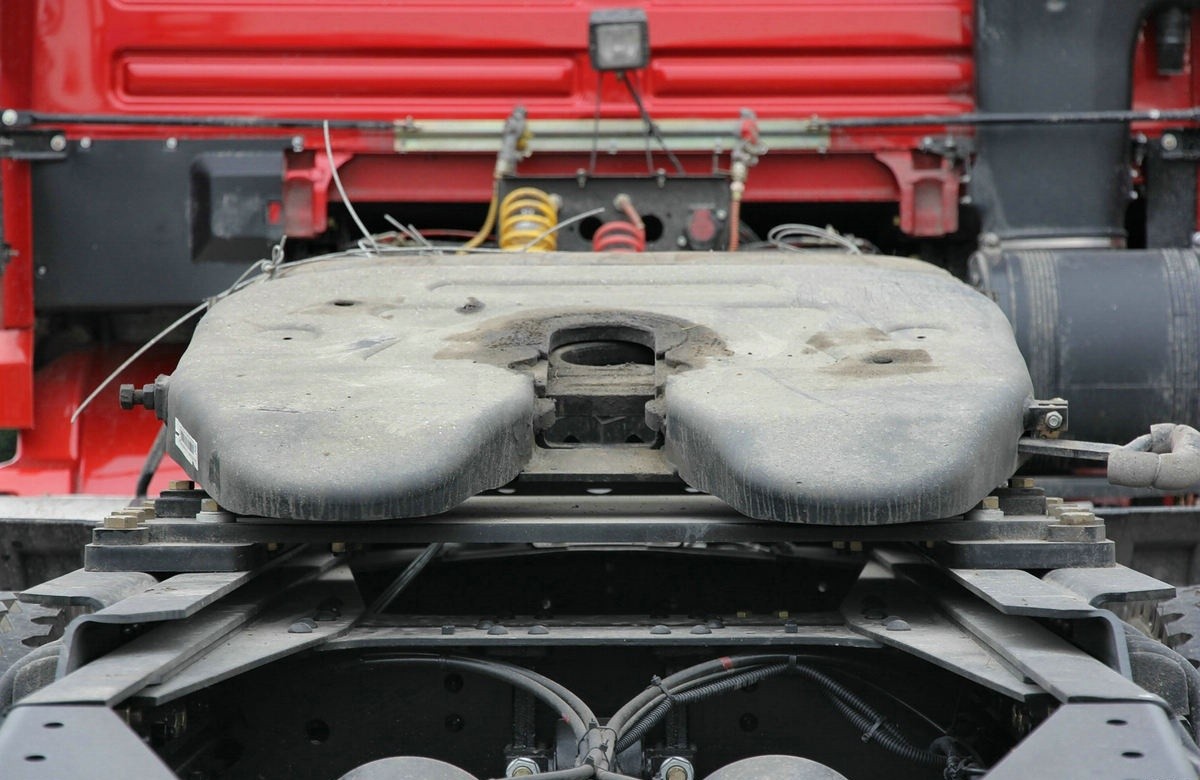 Shacman X3000 6x4 heavy duty tractor truck شاحنة جرار شاكمان إكس 3000 375 حصان 6x4