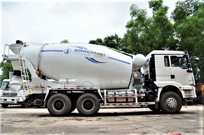 Shacman H3000 6x4 heavy duty concrete mixer truck side view showing mixer drum and dual rear axle configuration شاحنة خلط الخرسانة شاكمان H3000 6x4 بقوة 400 حصان