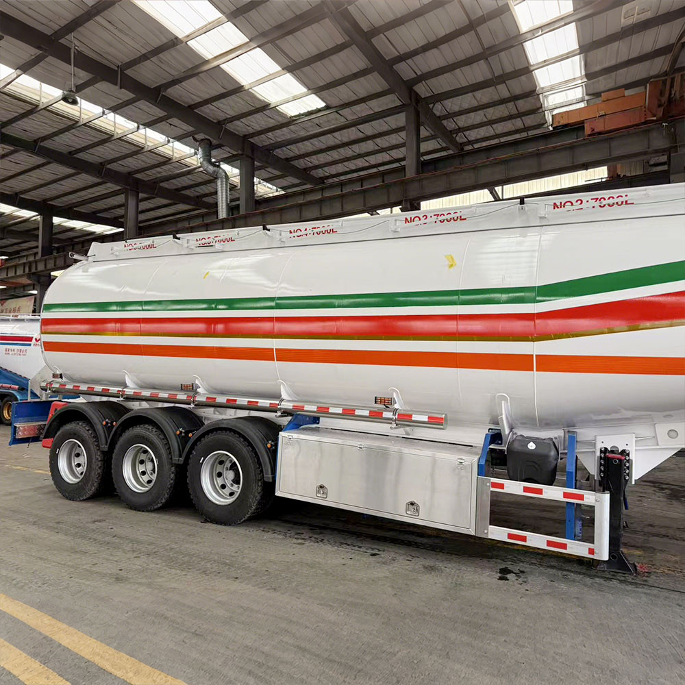 3 axle 45,000L aluminum fuel tanker semi trailer side view showing lightweight aluminum tank and suspension system نصف مقطورة صهريج وقود من الألومنيوم ذات 3 محاور وسعة 45,000 لتر
