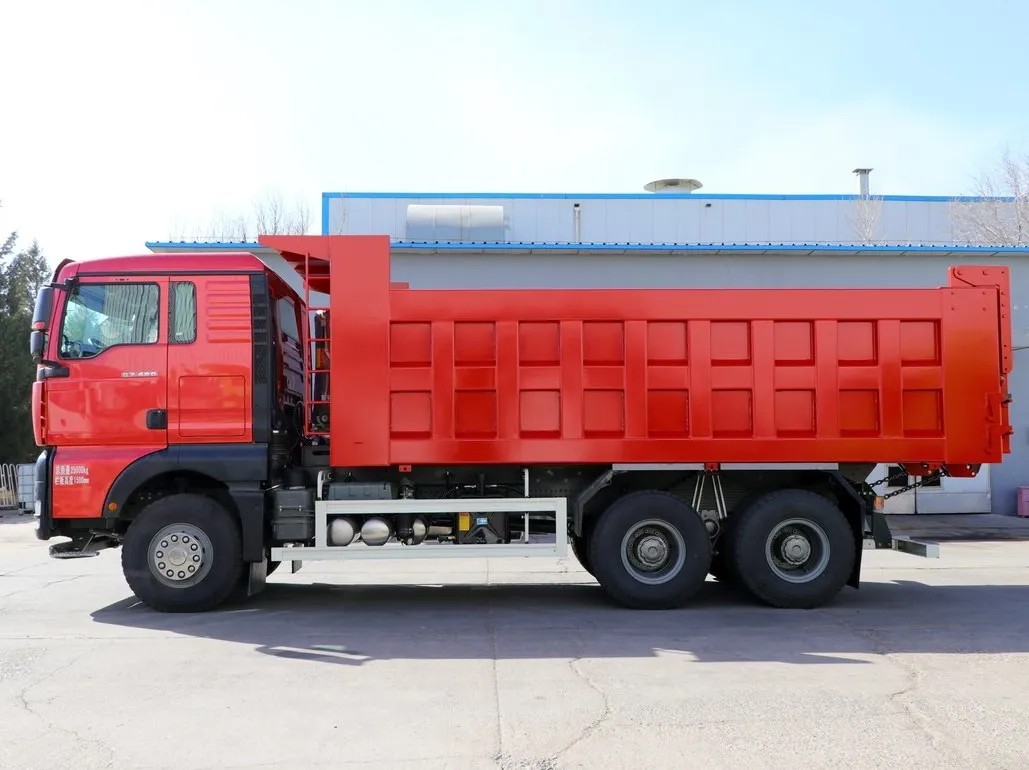 SITRAK G7 6×4 dump truck side view showing full dump body and heavy duty chassis شاحنة سيتريك جي 7 6X4 قلابة