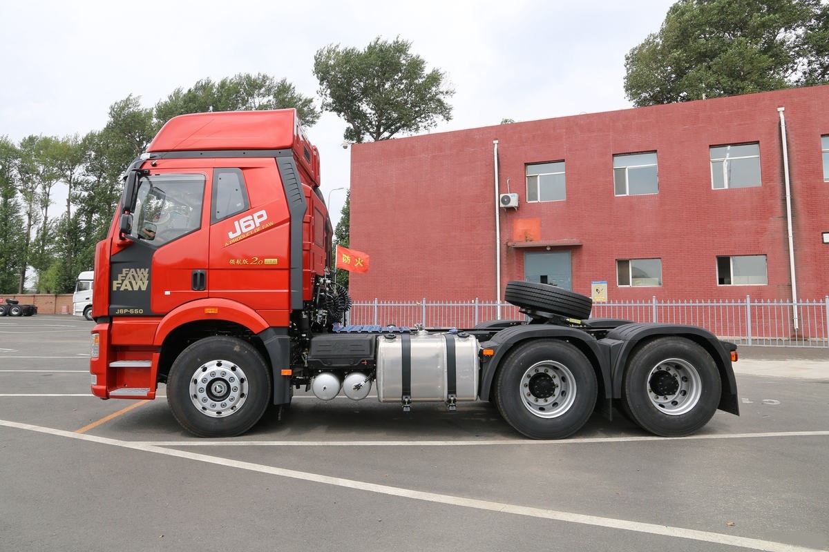شاحنة جرار FAW J6P بقوة 550 حصان بنظام دفع 6×4