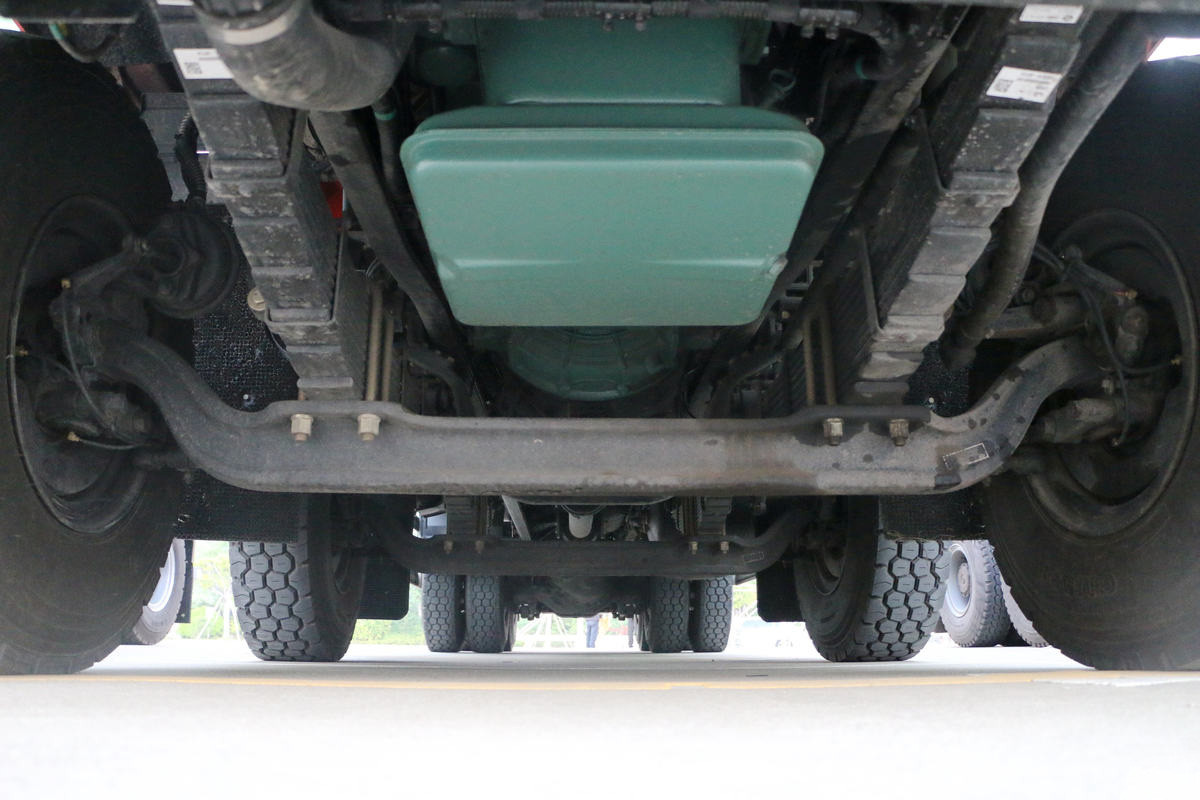 شاحنة تفريغ FAW J6P 8×4 بقوة 500 حصان