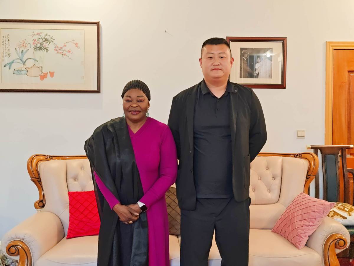 ZW Group General Manager Pierce Guo meeting with the Ambassador of Guinea in China during a strategic cooperation discussion يلتقي رئيس مجلس الإدارة إيفان سون بالسفير الغيني بشأن توريد المركبات الثقيلة